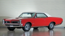 Красный Pontiac GTO с мягкой белой крышей
